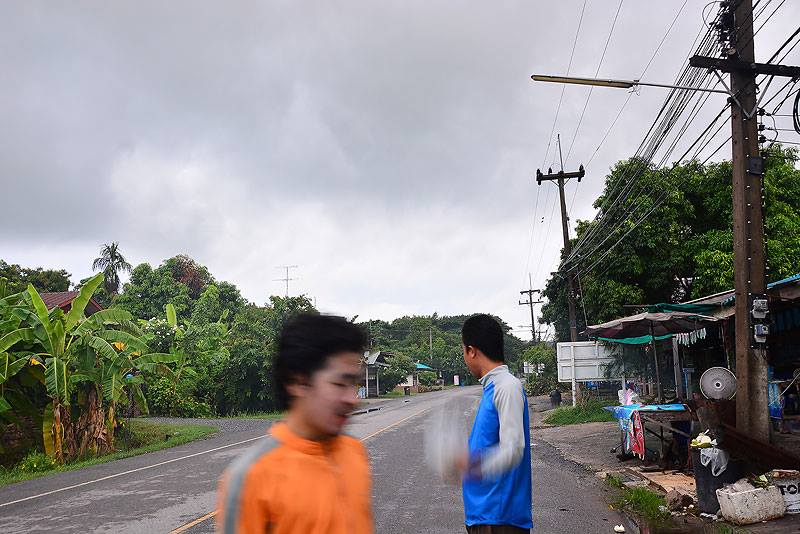 ฝนก็จะตก อย่าพึ่งตกนะ แต่ถามชาวบ้านเขาว่าฝนตกตั่งแต่เมือคืนพึ่งหยุด  :shocked: :shocked: :shocked: