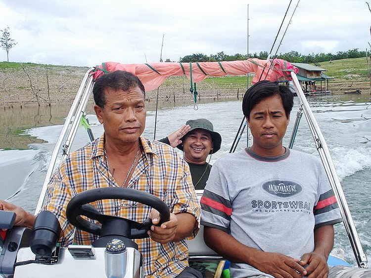  [b]เอาเรือเล็กออกไปหมายเด็ดกันซะหน่อย[/b]  :smile: :smile: :smile: