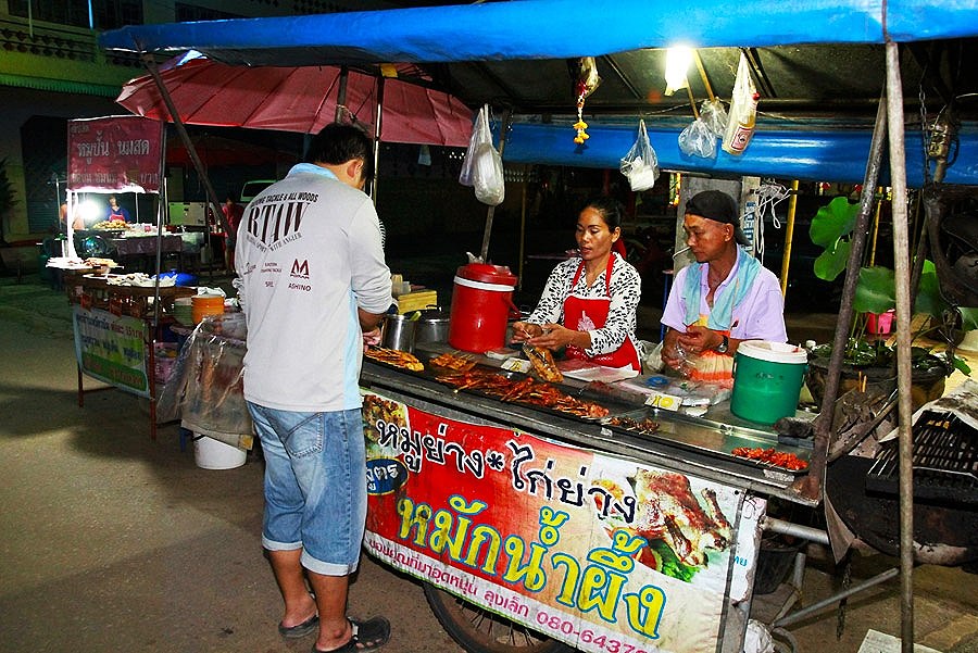 หมูย่างเจ้านี้ ผมก็ซื้อเป็นประจำ ข้าวเหนียวเขาจะห่อกระดาษมา 