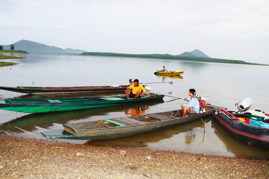 มาต่อกันครับ เรือประมงท้องที่ วันนี้เราติดต่อใช้บริการจำนวน 5 ลำ นำโดยไต๋สายันต์ 
