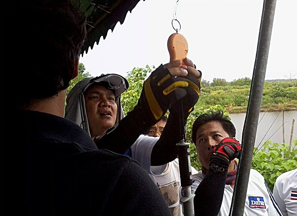 ได้เลาชั่งปลาแล้วครับ   ตกเองชั่งกันเองเลยครับงานนี้   ช่วยกันทำมาหากิน :smile: