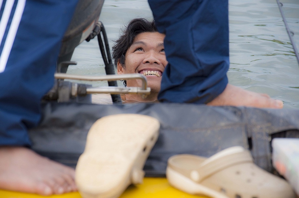 รอแป๊บน่ะตี๋เดี๋ยวเติมน้ำให้ ปวดฉี่พอดีเลยว่ะ :laughing: :laughing: :laughing: :laughing: :laughing:
