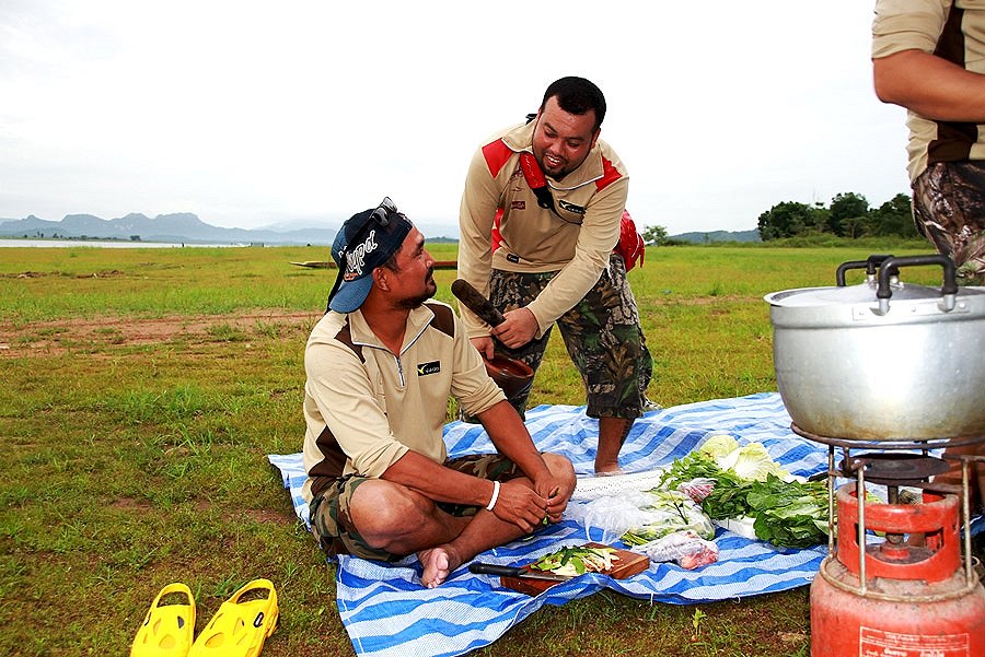 มีสัมภาษณ์ เชฟ ด้วย คู่แข่งรายการ "เออ อร่อย" ของพี่หรั่ง  :laughing: :laughing: :laughing: