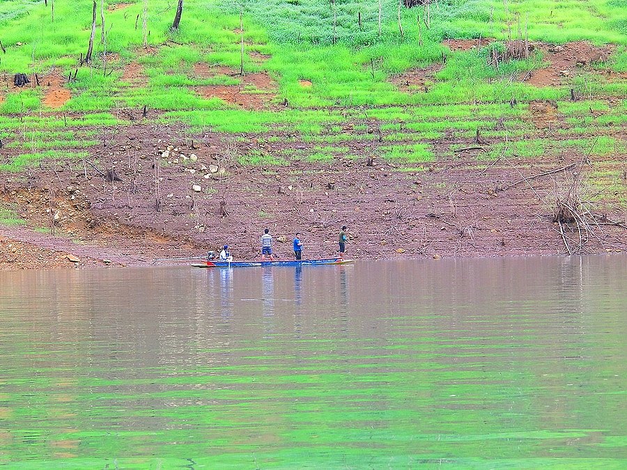  [b]** วันนี้เรือเยอะมากครับ.........ทั้งเรือตกปลา  เรือท่องเที่ยว  วิ่งสวนกันไปมาอย่างกับแรลลี่เลย[