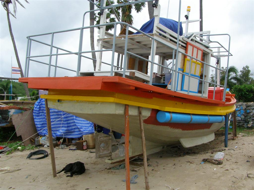 พบเรือลำนี้เจ้าของภรรยาเป็นคนไทย สามีเป็นต่างชาติ กำลังต่อเติมเป็นเรือตกปลาอยู่ครับ

อุปกรณ์ครบ ได