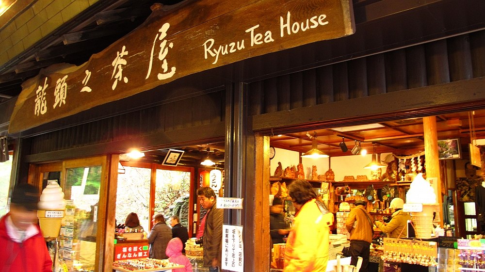  :grin:

 [q]ร้านค้า ร้านน้ำชา ที่น้ำตก Ryuzu ครับ[/q]