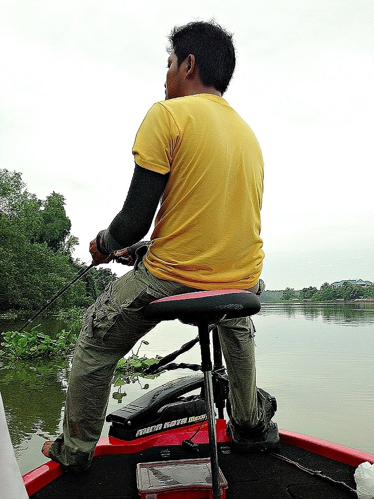 น้องชายคนเล็ก ขอเข้ามาพักบ้างแล้วค่ะ งั้นหนุ่มๆๆ หัวเรือกะท้ายเรือก็จัดกันต่อไปนะค่ะ อ้าววววฮุยเลฮุย