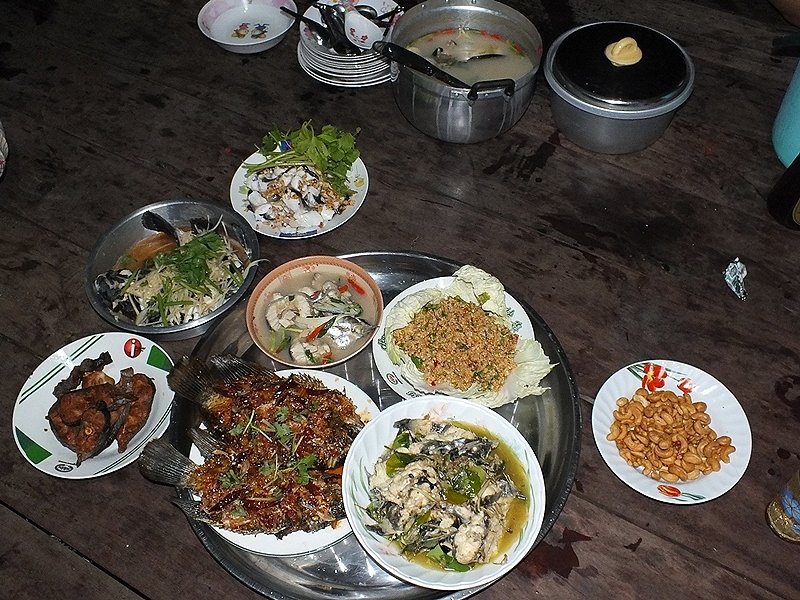 มื้อเย็นที่ทุกคนรอคอย หลังจากเหนื่อย และ หนาวมาครึ่งวัน ก็ได้เวลาออกเสริฟท์ :umh: :umh: :umh: :umh: 