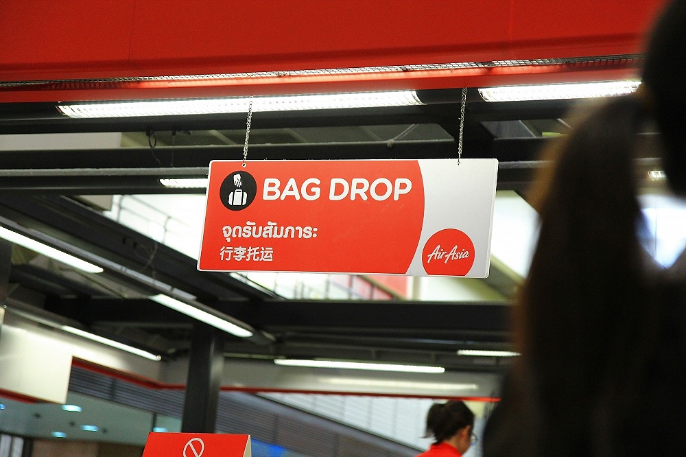 ++เข้าคิวมาเกือบครึ่งชั่วโมง...ตอนนี้ถึงคิวอ่ำแระ....เอิ๊กๆๆๆ

>>>>ยื่นตั๋วให้เจ้าหน้าที่ตรวจ....แ
