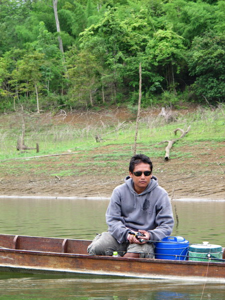  [b]หลังจากที่เรืออีกลำได้ปลาหมอบัตเตอร์ขึ้นมา เราก็ต่างคนต่างนั่งเฝ้า ยืนเฝ้า รอปลามากินเหยื่อกันต่