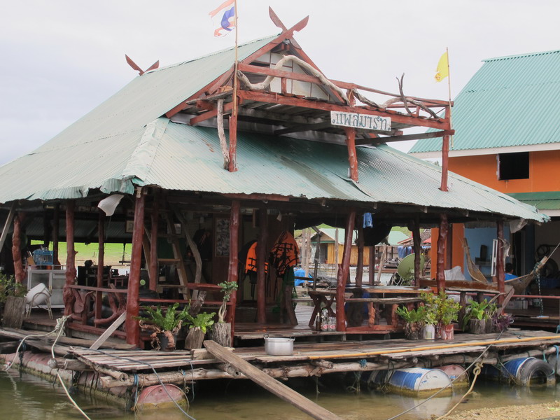  [b]ปล.แพสมาร์ท ครับเผื่อเพื่อนๆสมาชิกท่านใดอยากไปพักที่แพสมาร์ทก็ติดต่อไปได้ที่ 089-9191206 ถามหา แ