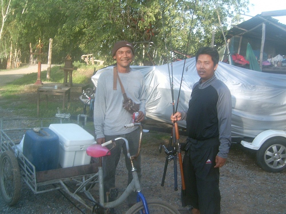 ชมาชิกที่ร่วมเดินทาง ดำ เจ้าของเหยื่อหมักที่พวกเราใช้กัน และหนึ่ง boats makers รวมทั้งผม3คน นัดเจอกั