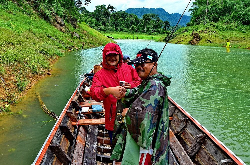 2คุณชาย ทำสัญญา เป็นพันธมิตร ที่จะต้องร่วมหัวร่วมท้ายกันอีก 2วัน เต็มๆเลยครับ เพราะเรือเล็กไม่มีตีปล