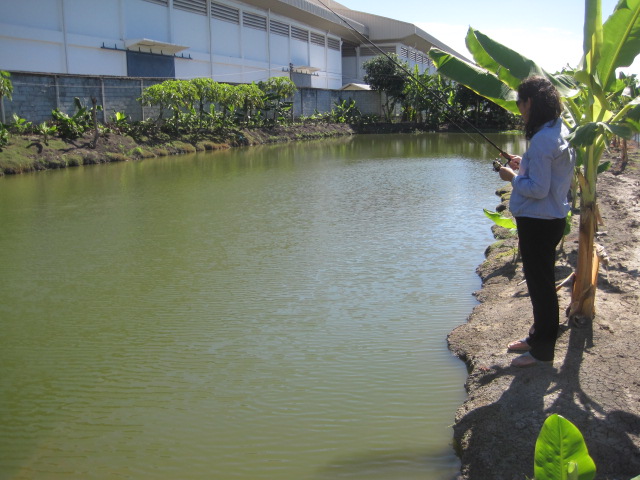 ผบ.....รับหน้าที่มือFishing  เนื่องจากจะเอาไปฝากแม่ที่บ้านนครชัยศรี...เอาหย่อน...หมุนๆๆๆๆน ....เงียบ