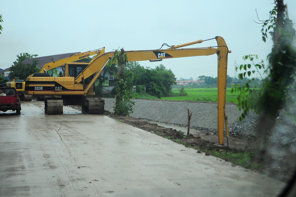  [b]หลังจากทำธุระ เสร็จ เวลาก็เกือบประมาณ 9.30 น ตอนนี้ฝนก็ยังไม่หยุดตก ผมใช้เส้นทางลัด เพื่อมุ่งหน้