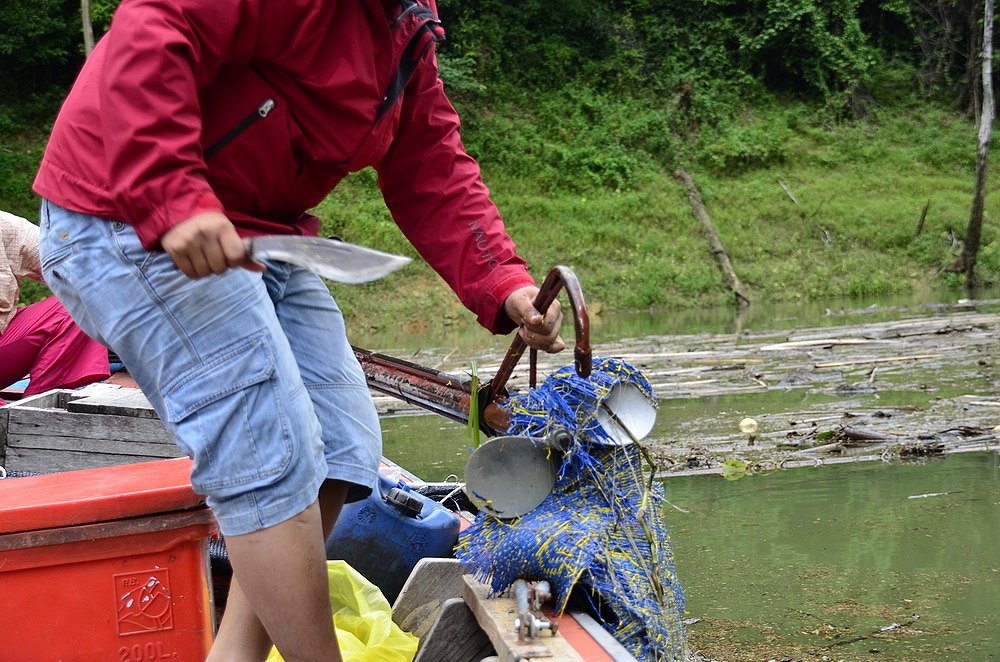 พอเรือ เข้าหมายไต๋ดันเอาเสื่อ มาด้วย นึกว่าจะเอามานอนซ่ะอีกเดือดร้อนคุณชายโต๊ด ต้องทำการผ่าตัดสด ให้