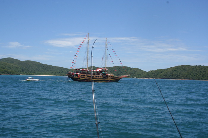    เรือสำราญนักท่องเที่ยวผ่านมา :cool: :cool: :cool: :cool:
