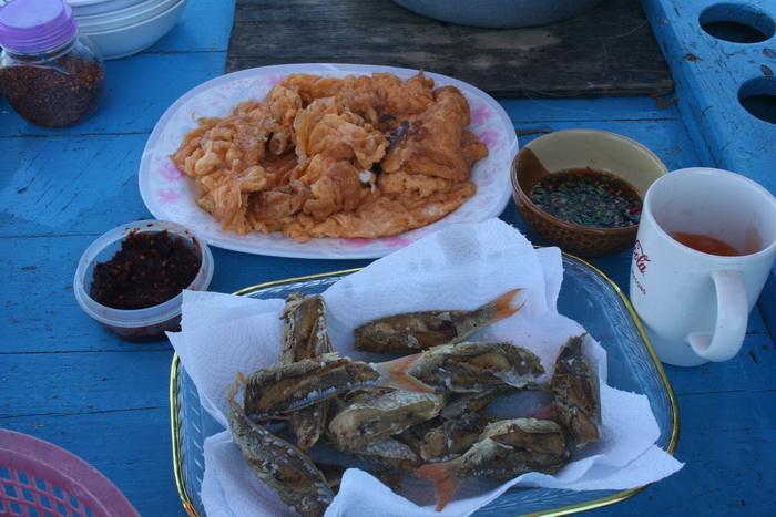 
 ทานมื้อกลางวัน  ปลาทอด  ไข่เจียว  ต้มยำปลา  อร่อยสุด ๆ ๆๆๆ  หลังคลื่นลมสงบ  :umh: :umh: :umh: :um