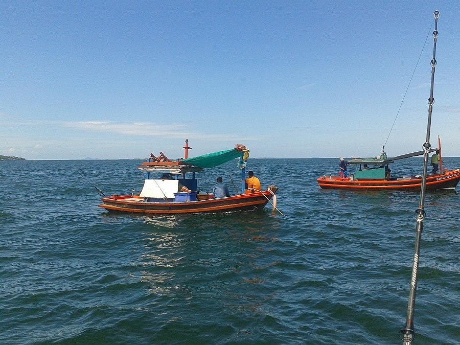 เรือข้างๆเป็นเรือไต๋อั่นกับลุงตาด  ก็พอได้อัดเหมือนกัน 