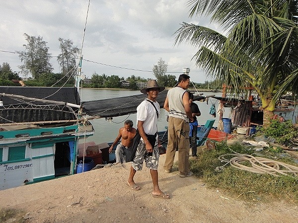 รวมพลที่บ้านลุงอุดหนึ่งชุด  และพร้อมกันที่ท่าเรืออีกหนึ่งชุด
 :smile: