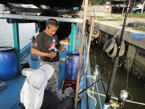 มาถึงเรือยังไม่ทันจะออกลุงอุดเราประกอบอุปกรณ์ก่อนใครเลย เดี๊ยวไม่ทันการเสียเวลาป่าว

 :grin: :laug