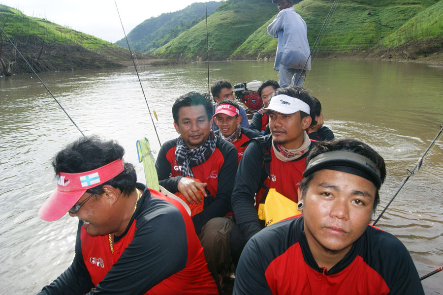 เมื่อขึ้นเรือสมาชิกหายไปท่านนึง  คือ พี่หมู Fake Fish  แกเดินตีไปทางหน้าเขื่อยังไม่กลับมาเลยครับ