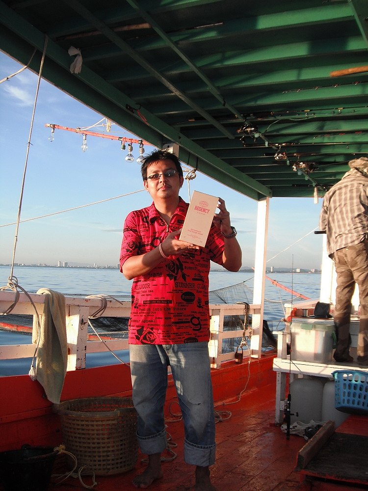 [b]ส่วนหน้าเรือ     เอ็มจัดเตรียม     ยาบำรุง 
มาแต่งปรุง     โซดาใส่     ไว้รอค่ำ 
ขาดไม่ได้     