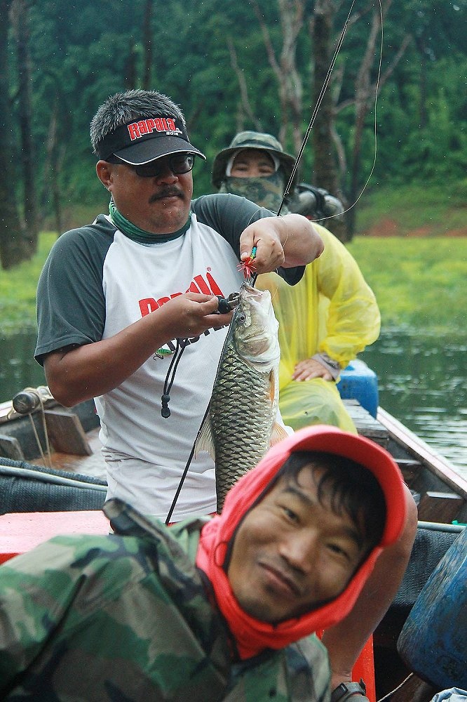 

โอว !!  ขนาดยืนบังหัวเรือยังโดนเลยผม ดูจากลีลาผมยอม ยอมแล้วพี่อ่ำ  :laughing: