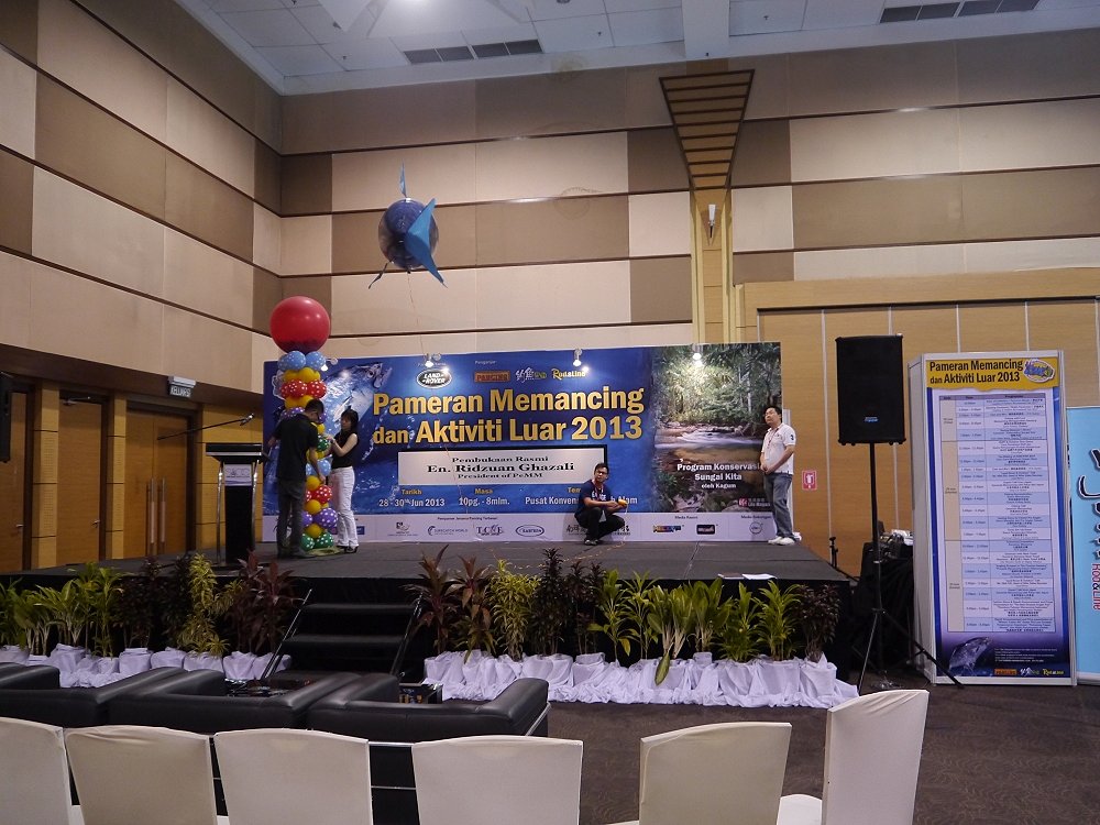 ช่วงว่างๆเลยเดินมาดูส่วนของเวทีกลางด้านใน เพื่อเตรียมก่อนขึ้นนำเสนอ สินค้าบางส่วนครับ :love: :love: 