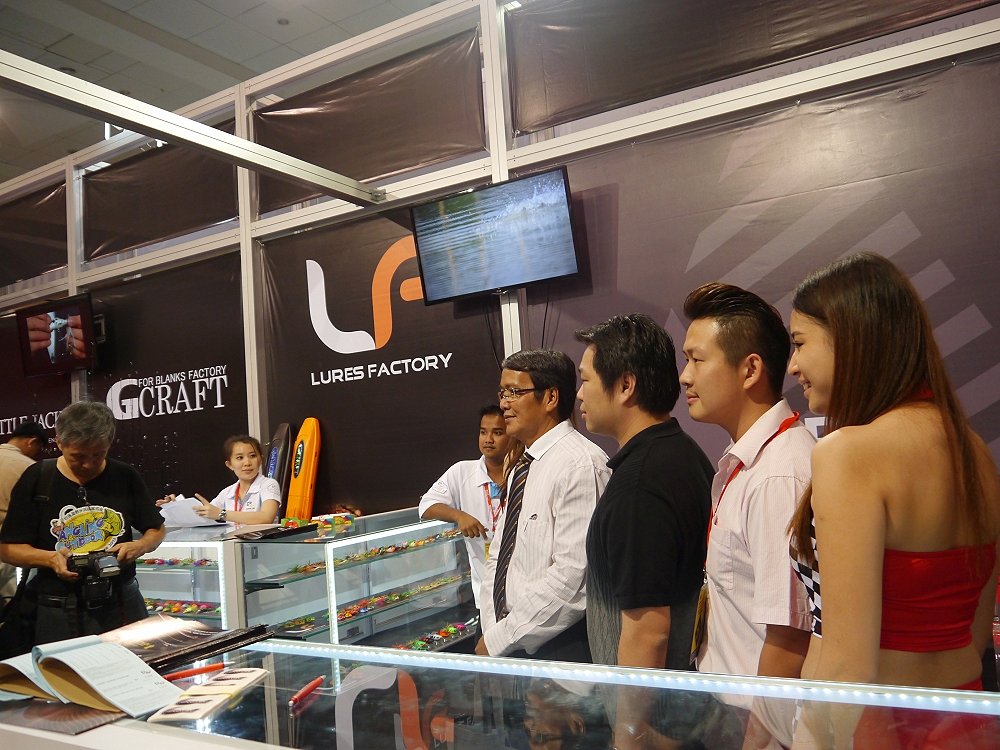 ท่านประธานเปิดงานให้เกียรติมาเยี่ยมชมบูีทของ Lures Factory ครับ :love: :love: :love:
