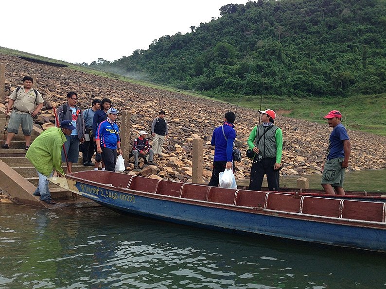  
[b]  :cool: :cool: :cool: :cool: :cool:   ทยอยลงเรือกันแล้วครับ  ไต๋โกเอาเรือใหญ่มารับน้าๆที่เช่า