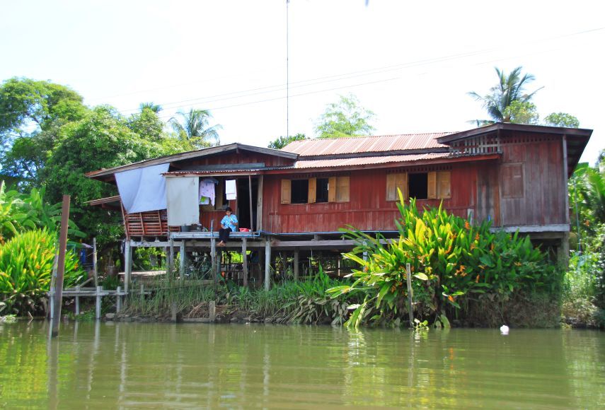 สงบ ตามแบบฉบับบ้านริมน้ำ............
แทบจะทุกหลังคาเรือนที่ล่องเรือตามน้ำลงมา บ้านยังดูเก่าแบบสมัยผ