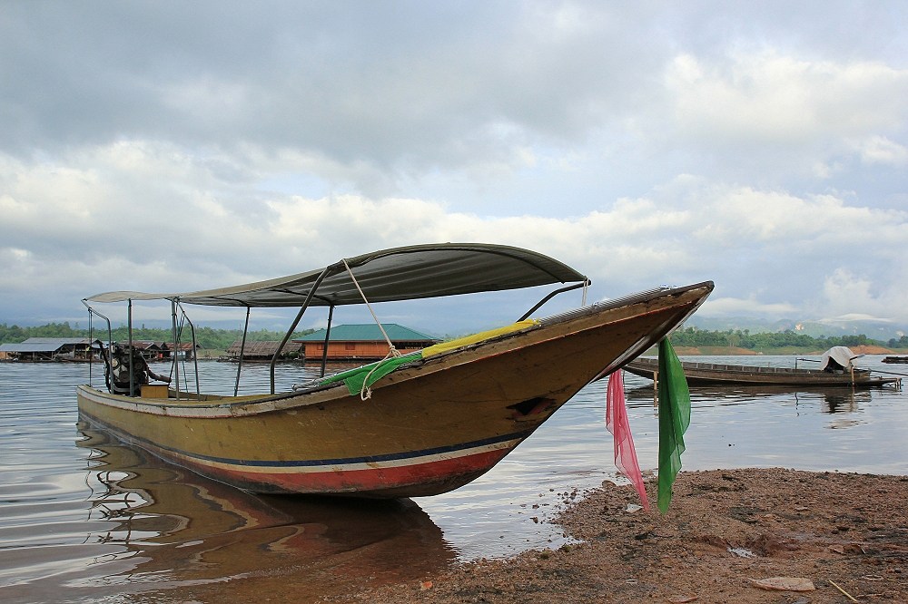 เรือมารับละ