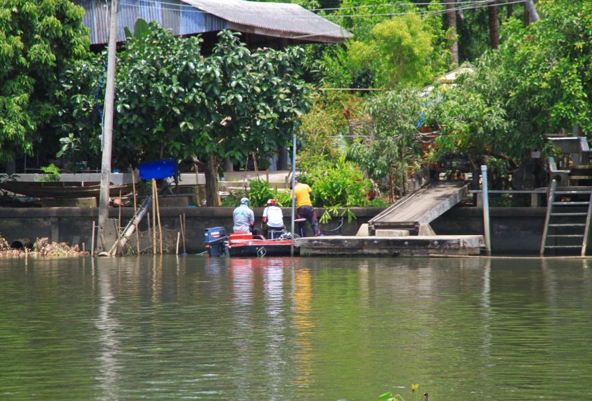 พักเอาแรงกันยังไม่ถึง ครึ่งชั่วโมง..........
กลุ่มเรือแดงร้อนมาก เลยออกเรือก่อน 
แต่..............