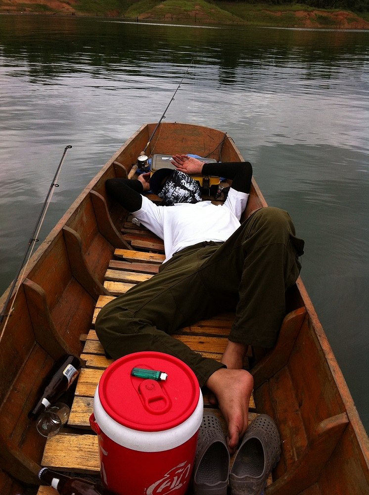 นั่งเรือกลับไปพักผ่อนก่อนครับ  วันนี้ออกมาแค่ครึ่งวันเช้า เหนื่อยจากการเดินทาง ขอไปสนุกกับเพื่อนๆที่