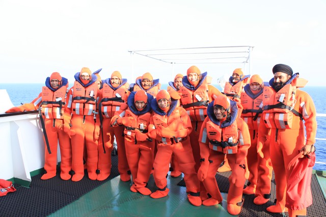 รูปการฝึกสถานี สละเรือใหญ่ ในรูปนี้ ชุดสีส้มๆที่ใส่กันนั้นคือ ชุดimmersion suit คือชุดกันหนาวใส่กรณี
