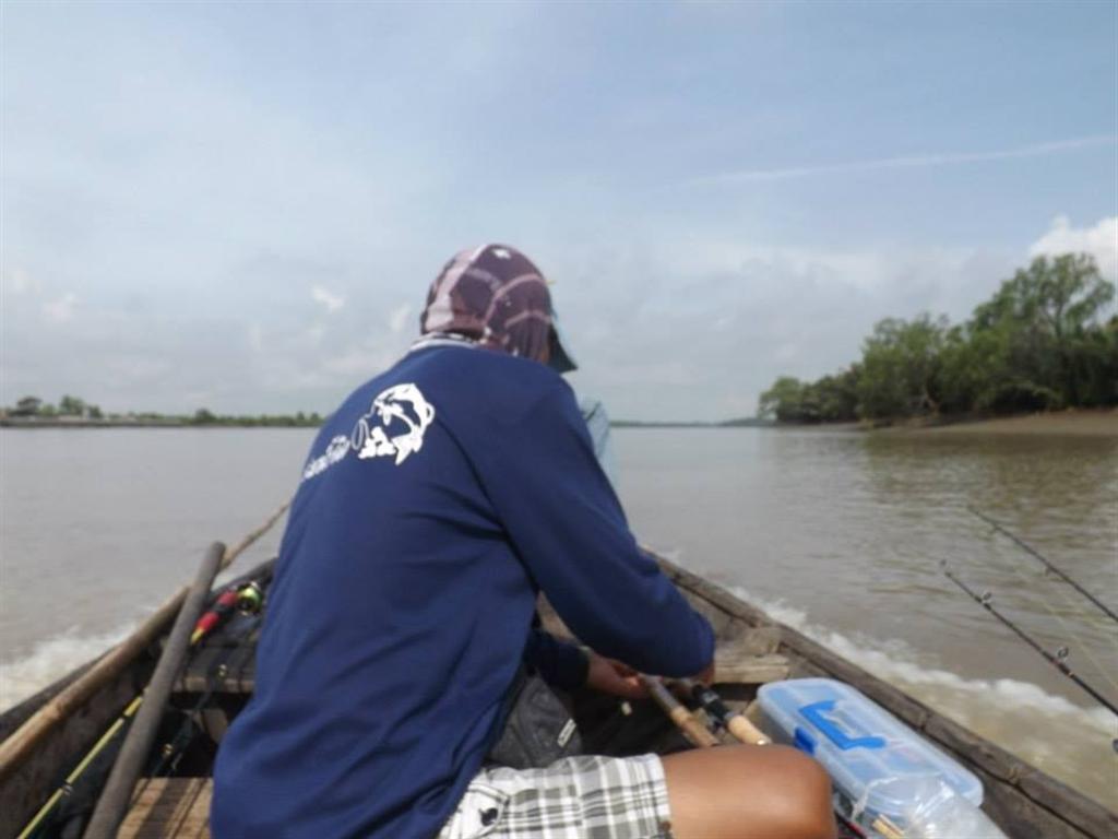 ผมต้องลงเรือป๋าก่อนเพราะ รถอีกคันยังไม่มาเลยต้องลงเรือป๋ามาก่อนครับแล้วค่อยไปถ่ายเรืออีกลำ ต้องเตรีย