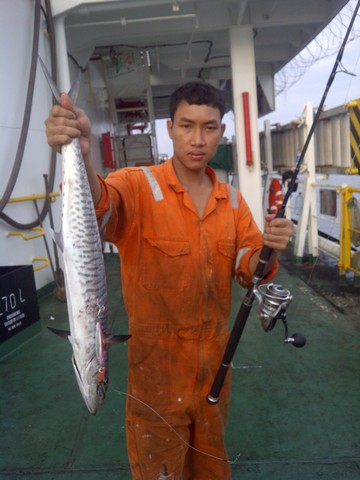 นายท้ายเรือผู้ช่วยผมในตอนเช้าเวลาเอาปลาขึ้นครับ :cool: :cool: :cool: