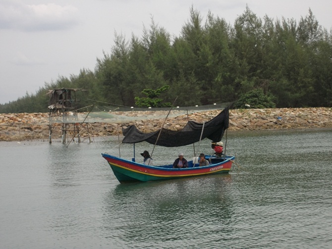 บรรยากาศในบางมีเรือตกปลาขนาดเล็ก ตกปลาอยู่เป็นระยะ
                                                