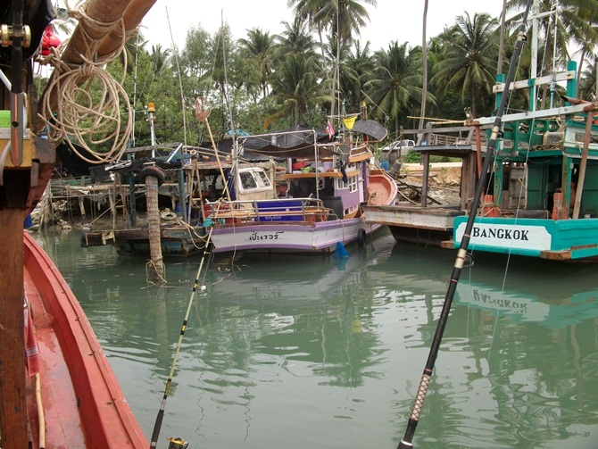 เดินทางมาถึงท่าเรือ ขนสัมภาระและย้ายตัวขึ้นจากเรือ
ไปใส่รถอีกทีแล้วก็ไม่ลืมจ่ายค่าเสียหายให้กับพี่แ