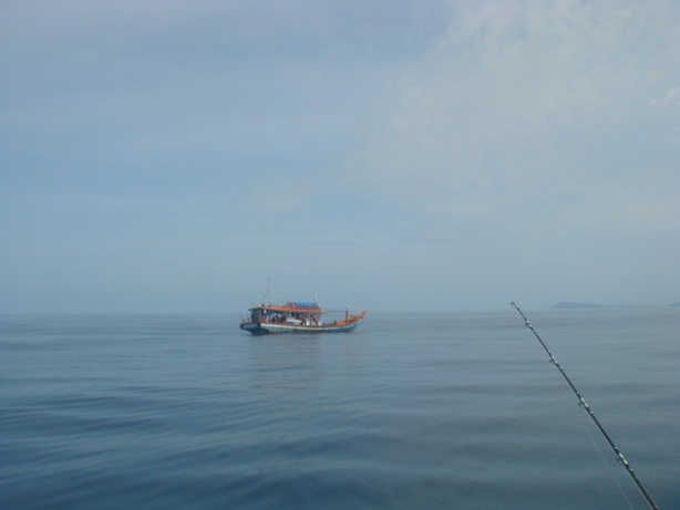 เดินทางถึงหมายแปดไมล์ ก่อนเที่ยงเล็กน้อย  มีเรือดาวลอย  จอดคอยอยู่แล้ว