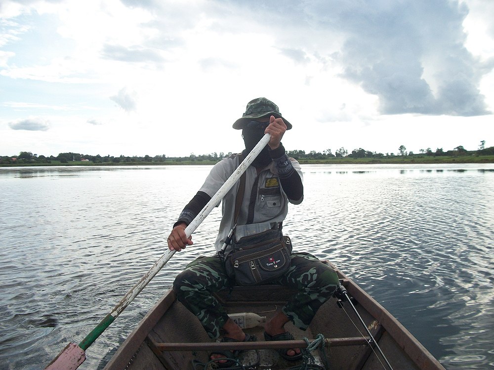 วันนี้เรือเหลือแค่ลำเดียว มาช้าแต่ได้มาแล้ว ลง 2 คน เหลือ 3 คน (รอบแรก) แต่ทำอะไรไม่ได้ (เรือไม่ยอมไ