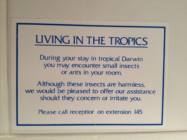 ที่โรงแรทมีป้ายเตือนให้ระวังแมลงครับ มันบอกว่าเนื่องจากเป็นโซนร้อนแมลงอาจจะเยอะหน่อย ไม่เป็นไร เรามั