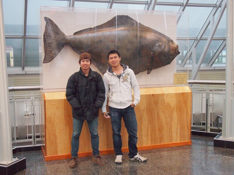 ถึงสนามบินประมาน 2-3 ทุ่มไม่แน่ใจ เราถ่ายกับเจ้าถิ่นก่อนเลยครับผม  Halibut ครับ หย่ายมาก ตัวนี้เป็น 