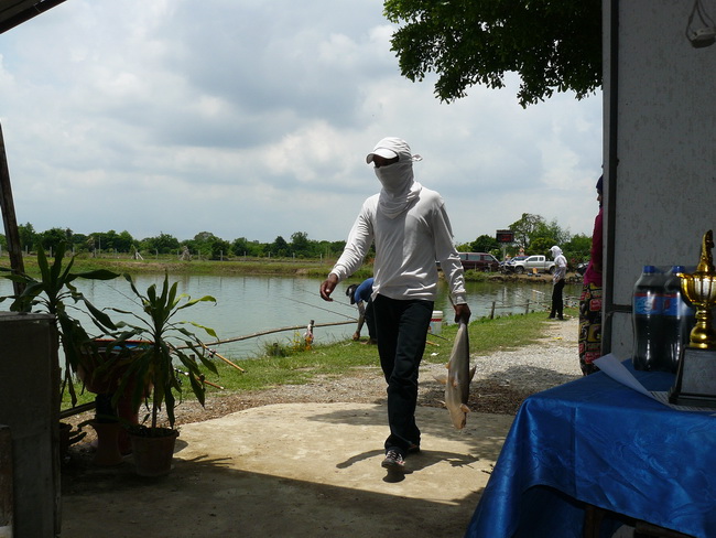 แล้วก้อพี่ช้าง พระบาท เอาปลามาเทสก่อน :ohh: :ohh: :cheer: :cheer: :cheer: