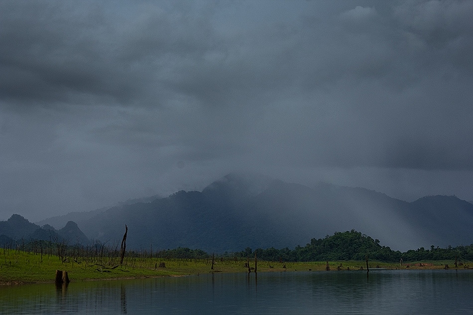 แบบนี้รึเปล่า ที่เค้าเรียกว่า ฝนตกไม่ทั่วฟ้า  :laughing: :laughing: :laughing: