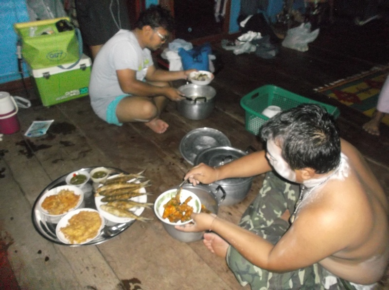  [b]จัดแจงอาบน้ำเรียบร้อย  ถึงเวลาทานข้าว  อ้าว ใครใช้กุมาร  มาตักข้าวเนี่ย เอิ้กๆ[/b]

         :