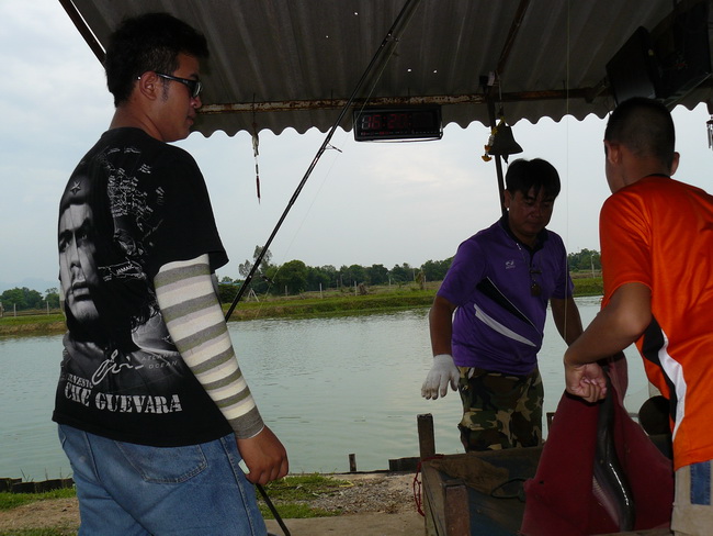 น้องบอล ทีมงานพี่พจน์เอามาลุ้นๆๆๆ :cool: :cool: :cool: