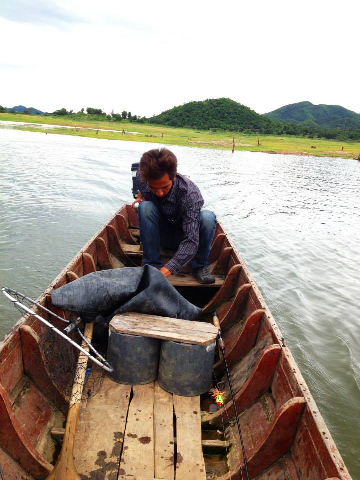 เรือลำนี้น้ำเข้าทุกจุด ฮาฮาฮา  :laughing: :laughing: :laughing: :laughing: :laughing: :laughing: :la