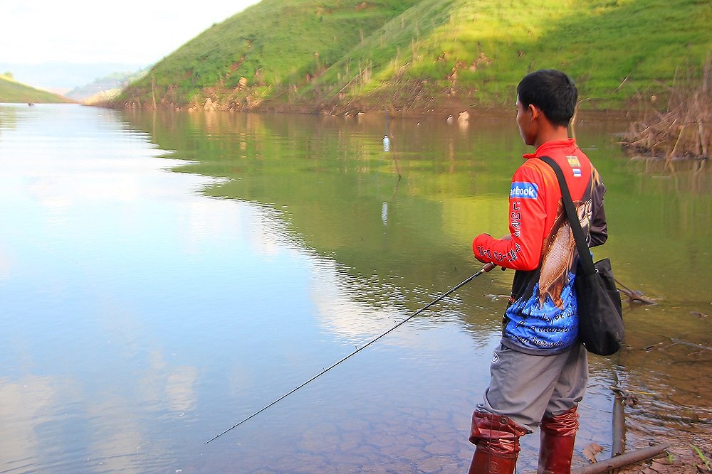 เดินมาเจอน้าจ้อนตรงที่เรือจอด...น้าจ้อนบอกไม่ต้องไปใหนใกลเมื่อกี้โดนกัดอยู่ตรงนี้เลย :cheer: :cheer: